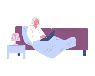 Yaşlı bir kadın elinde dizüstü bilgisayarla kanepede yatıyor. Düz biçimli vektör illüstrasyonu.