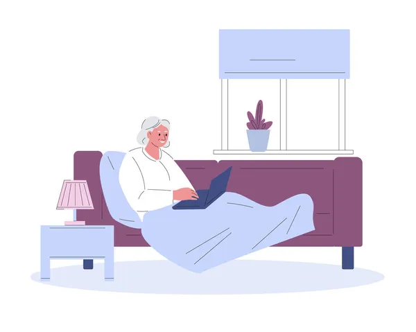 Uma mulher idosa está deitada no sofá com um laptop. Ilustração vetorial em estilo plano. — Vetor de Stock