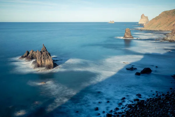 Tenerife 'deki Benijo plajı. Uzun pozlu ve havadan çekilmiş.