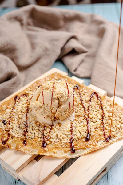 Vanilyalı dondurma ve çikolata soslu krep.