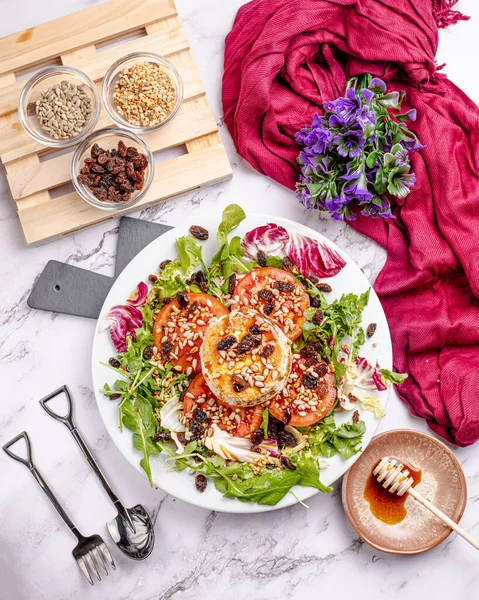 Domates, keçi peyniri ve ballı salata.