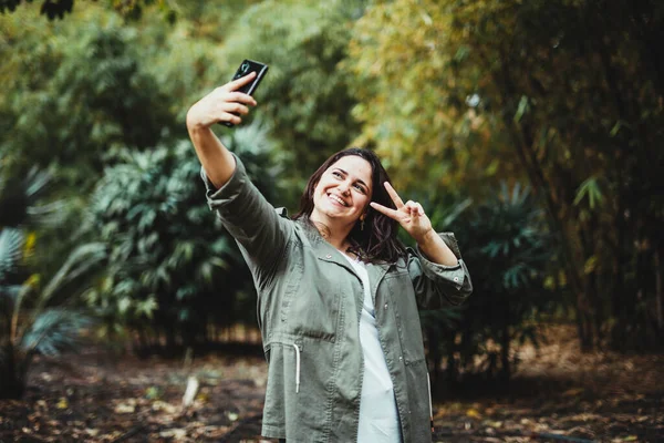 Parkta selfie çeken mutlu kız.