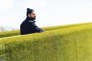 Yeşil korkuluktaki sakallı adam