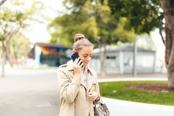 Cep Telefonu Konuşan Kadın