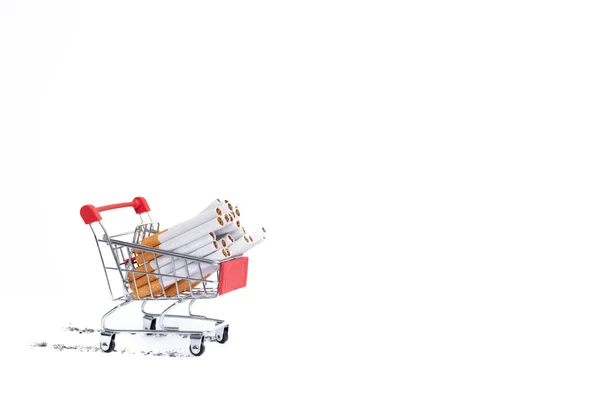 İçi sigara dolu minyatür bir alışveriş arabasının floş çekimi..