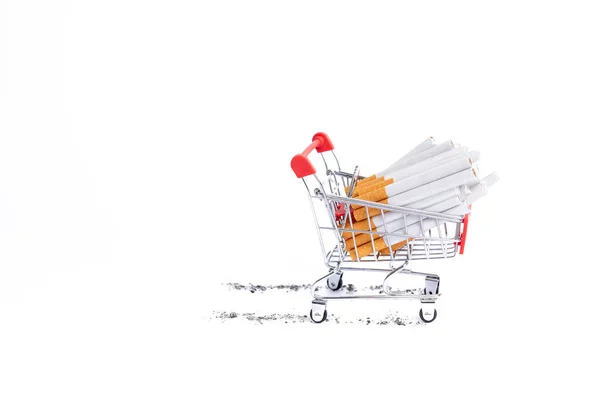 Sigara dolu minyatür alışveriş arabası beyaz arka planda - Dünya Tütsüz Günü