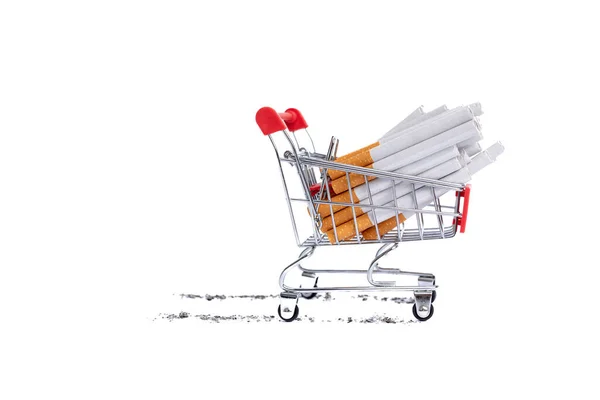 Sigara dolu minyatür bir alışveriş arabasının beyaz arka planda yakın çekimi Dünya Tütün Yok Günü