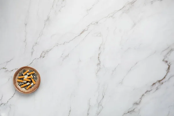 Sol alt köşedeki kül tablası mermer zemin üzerinde - Dünya Tütün Günü Yok