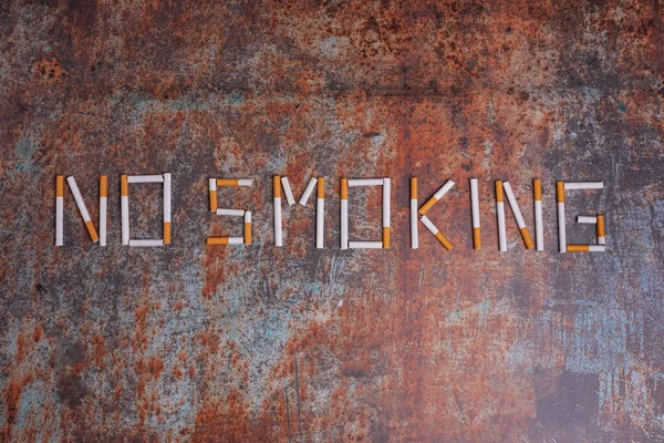 Paslı bir arka planda sigarayla yazılan sigara içme yasağı - Dünya Tütün Yok Günü