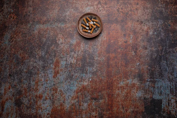 Paslı arkaplanda kül tablası var - Dünya Tütün Günü Yok