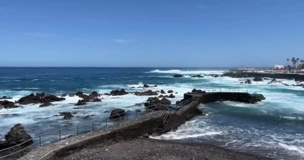 Malá hráz se zábradlím vplouvajícím do moře a řítícími se vlnami — Stock video
