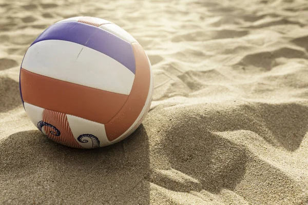 Kumsalda voleybol oynuyoruz. Yaz tatili kavramı