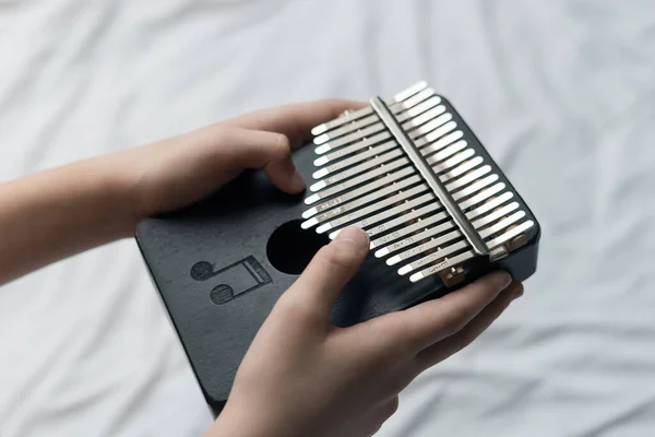 Afrika ahşap piyanosu ya da kalimba çalan bir çocuğa yakın çekim