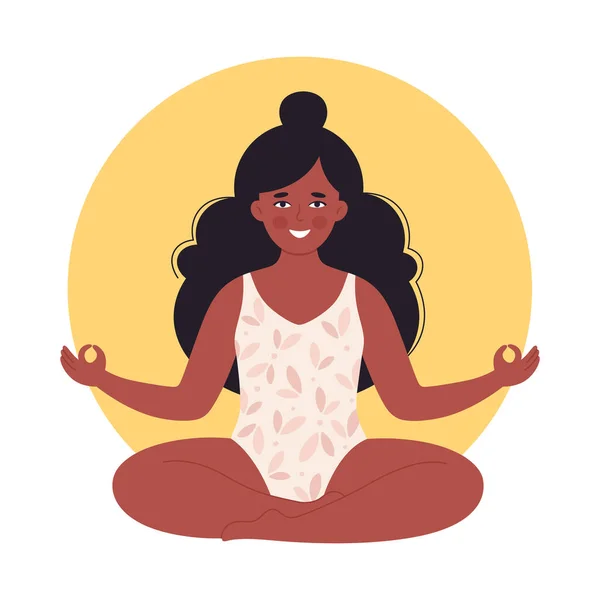 Черная женщина медитирует в купальнике. Здоровый образ жизни, йога, расслабление, дыхательные упражнения. Привет, лето. Векторная иллюстрация — стоковый вектор
