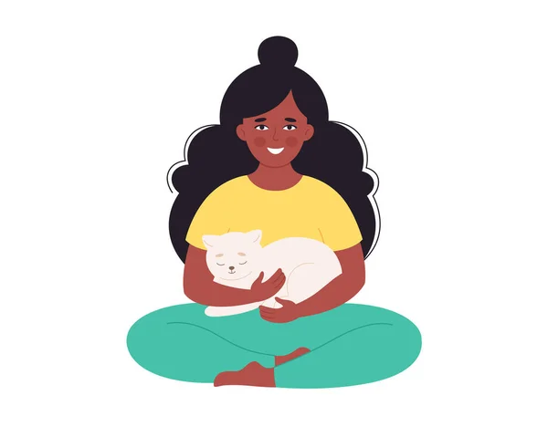 Mulher negra segurando gato. Mulher com animal de estimação. Feliz dono de animais. Ilustração vetorial desenhada à mão — Vetor de Stock