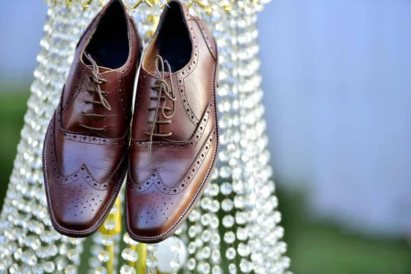 Avizenin üzerinde erkek kahverengi deri ayakkabıları vardı.