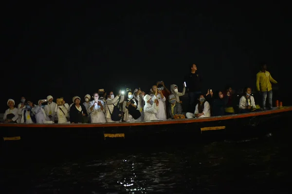 Bir grup turist geceleyin Banaras, Uttar Pradesh, Hindistan, 11-27-2019 'da MAHA Aarti anlarını kameralarında yakalamaya çalışıyor.