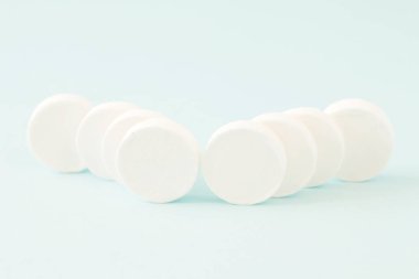 Mavi arkaplan üzerine sıkıştırılmış yüz maskesi sayfaları