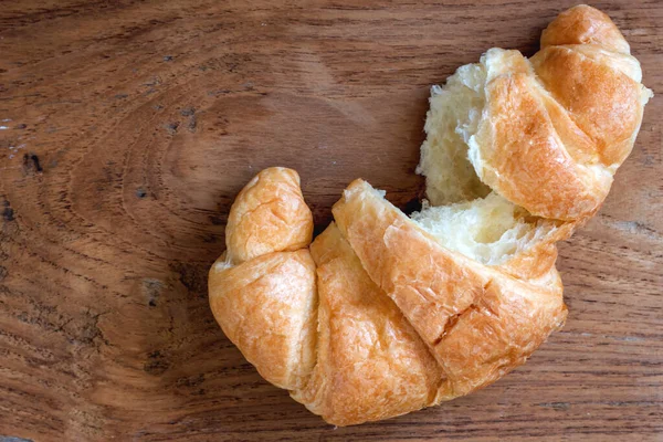 Smaskig Croissant Träskiva God Frukost — Stockfoto