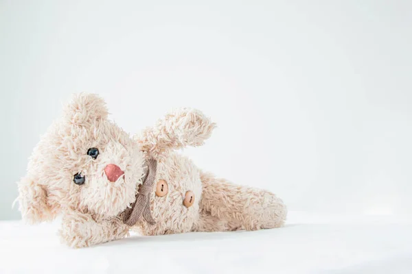 Roztomilý Malý Medvídek Ležel Posteli — Stock fotografie