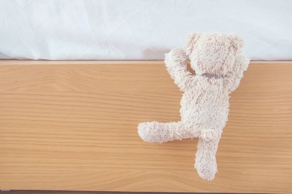 Медведь Тедди Забирается Кровать Непослушный — стоковое фото