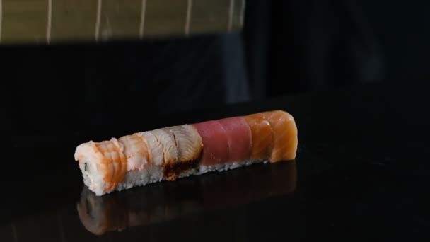 Preparación profesional de sushi en un restaurante japonés. Fabricante de sushi con guantes negros prepara sushi de mariscos. — Vídeos de Stock