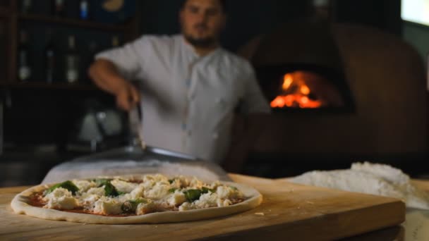 イタリア料理店でピザを調理する ピザイオーロは ホットオーブンにピザを置きます 薪窯でピザを調理する — ストック動画
