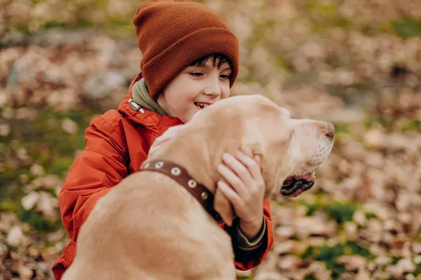 Vänskap Med Ett Barn Med Hund Att Uppfostra Barn Med — Stockfoto