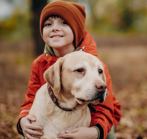 Venskab Barn Med Hund Opdrage Børn Med Kærlighed Til Dyr - Stock-foto