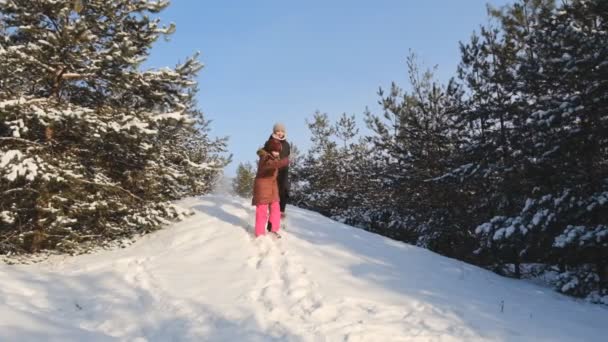 母と娘はクリスマス休暇を楽しんでいます 母親と娘が山を下り 手をつないで走っている 母親と娘の関係を構築する — ストック動画