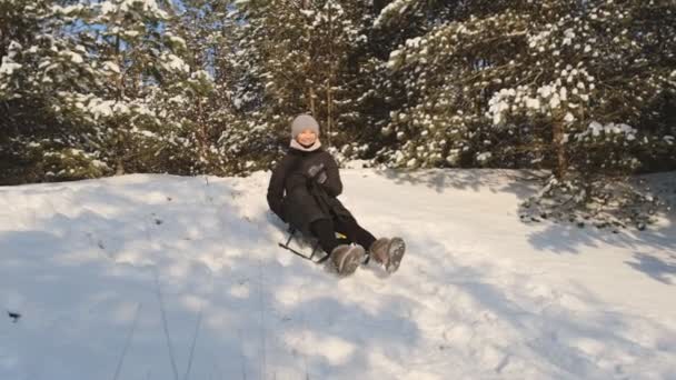 Férias Natal Activas Uma Mulher Passa Tempo Ativamente Parque Inverno — Vídeo de Stock