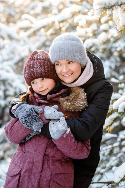 Passeio Inverno Família Floresta Criar Uma Criança Hábitos Familiares Mãe — Fotografia de Stock