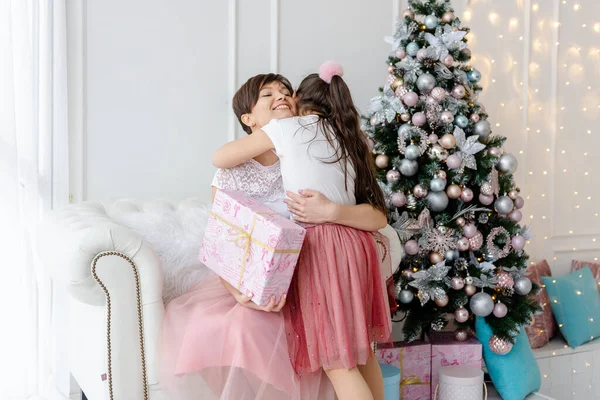 Wartości Rodzinne Miłość Przyjaźń Matki Córki Mama Daje Prezent Świąteczny — Zdjęcie stockowe