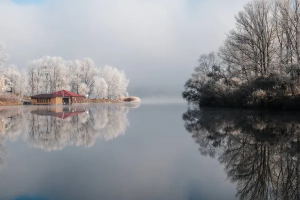 Casa Junto Lago Transição Natureza Outono Para Inverno Manhã Enevoada — Fotografia de Stock