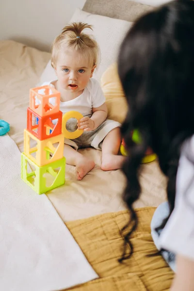 어머니와 사이의 의사소통 어머니는 아기와 집에서 아이는 장난감 피라미드를 합니다 — 스톡 사진