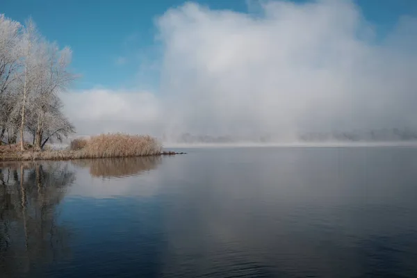 Φθινοπωρινό Τοπίο Ξημέρωσε Πάνω Από Λίμνη Στην Ομίχλη Αρχή Του — Φωτογραφία Αρχείου