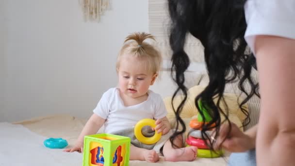 Desarrollo de la primera infancia. Comunicación entre madre e hijo. Amor y bondad en la familia. — Vídeos de Stock