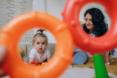 Erken çocukluk gelişimi. Anne ve çocuk arasındaki iletişim. Aile içinde sevgi ve şefkat..