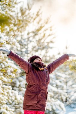 Bir çocukla ormanda aktif bir kış yürüyüşü. Aktif Noel tatili.