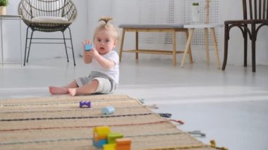 Erken çocukluk gelişimi. Anne ve çocuk arasındaki iletişim. Aile içinde sevgi ve nezaket. Çocuk ahşap çevre dostu oyuncaklarla oynuyor..