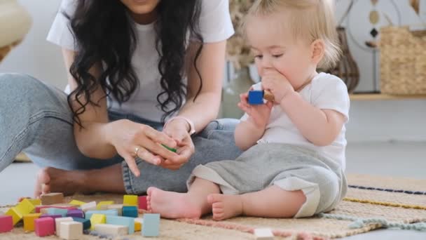 Frilansande Kvinna Som Jobbar Hemma Grabben Hindrar Sin Mamma Från — Stockvideo