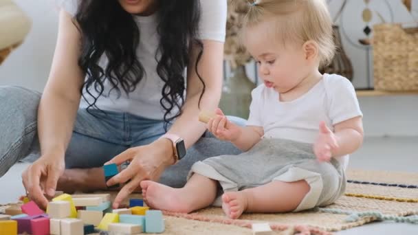 시절의 어머니와 사이의 의사소통 가정내 아이는 친환경적 장난감을 가지고 있습니다 — 비디오