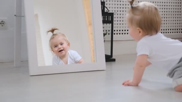 Bebê Bonito Sorri Rasteja Chão Perto Espelho Casa Miúdo Alegre — Vídeo de Stock