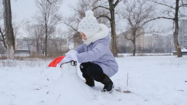 Liten Flicka Leker Parken Vintern Ett Barn Sätter Tomte Hatt — Stockvideo