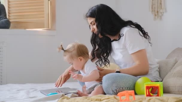 Mujer Freelancer Trabajando Casa Niño Impide Que Madre Trabaje Portátil — Vídeos de Stock