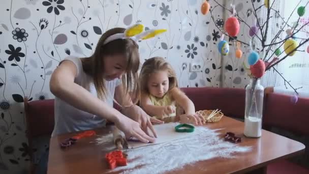 Příprava na velikonoční svátky. Rodinná oslava Velikonoc. Matka a dcera se připravují na Velikonoce doma. — Stock video