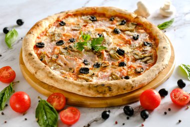 İştah açıcı, taze pizza masada. İtalyan restoranından yemek. Pizza pişiriyorum. Pizza malzemeleri..