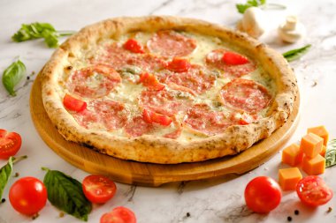 İştah açıcı, taze pizza masada. İtalyan restoranından yemek. Pizza pişiriyorum. Pizza malzemeleri..