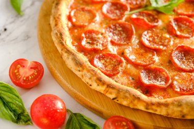 İştah açıcı, taze pizza masada. İtalyan restoranından yemek. Pizza pişiriyorum. Pizza malzemeleri..