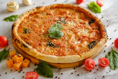 İştah açıcı, taze pizza masada. İtalyan restoranından yemek. Pizza pişiriyorum. Pizza malzemeleri. Arkadaşlarla akşam yemeği..